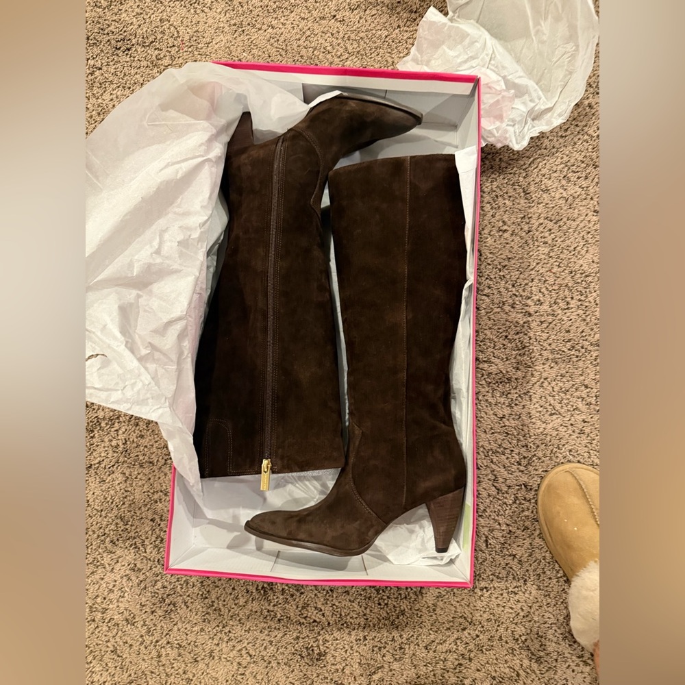 Gorgeous Vince Camuto Nally wide calf brown suede boots. Worn once.